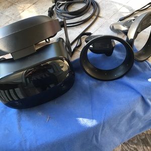 VR HEADSET WITH 2 CONTROLLERS